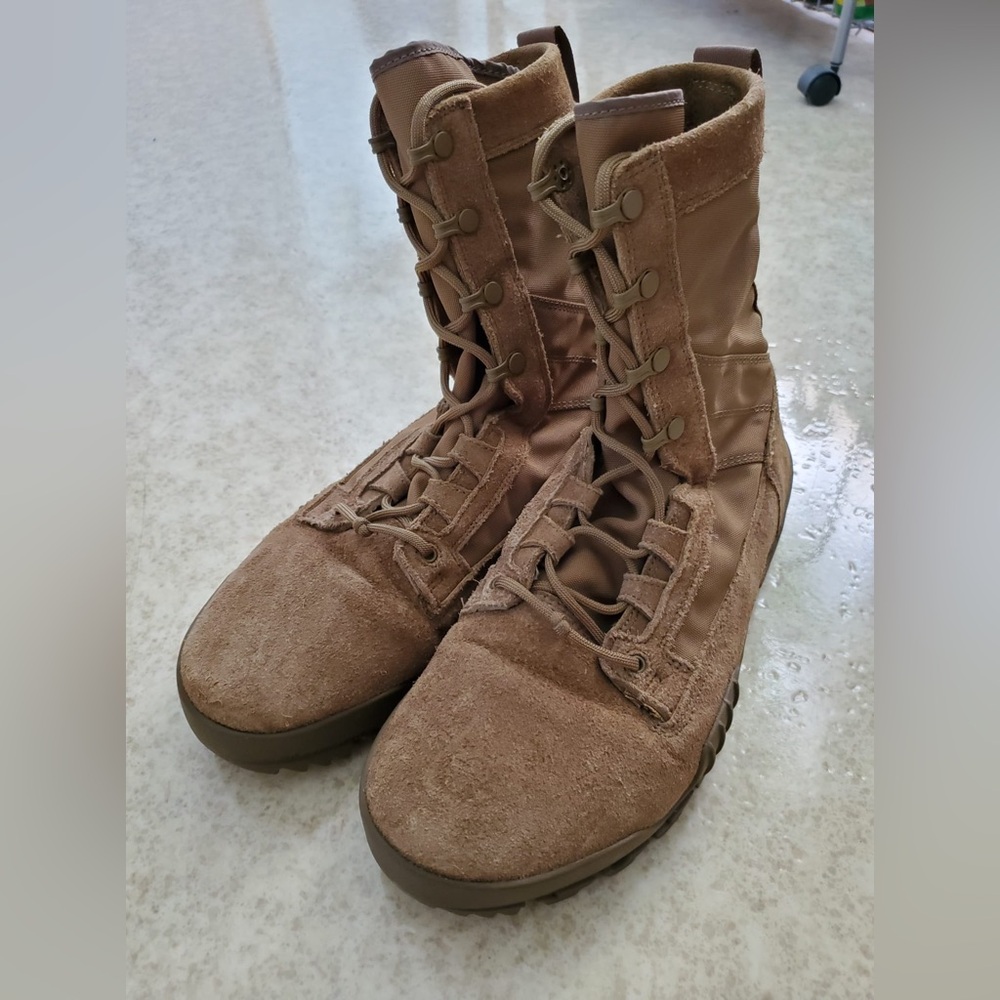 Nike SFB Jungle 8" coyote brown combat boots (size mens 7.5, womens 9.5)